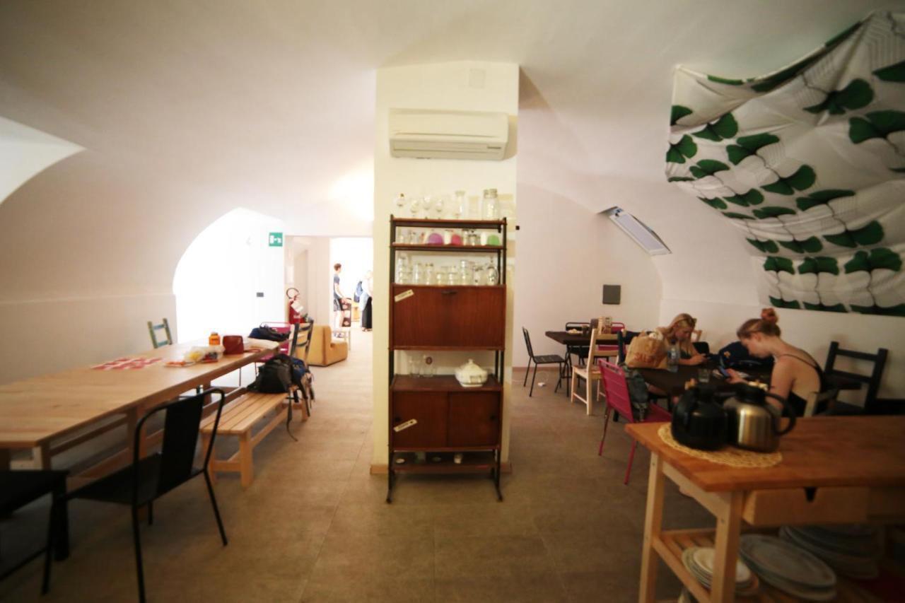 Castle Hostel Генуа Екстериор снимка