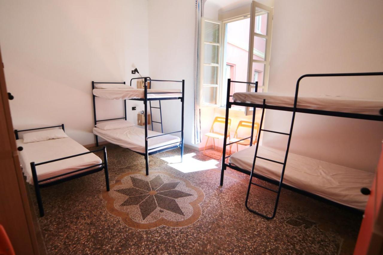 Castle Hostel Генуа Екстериор снимка